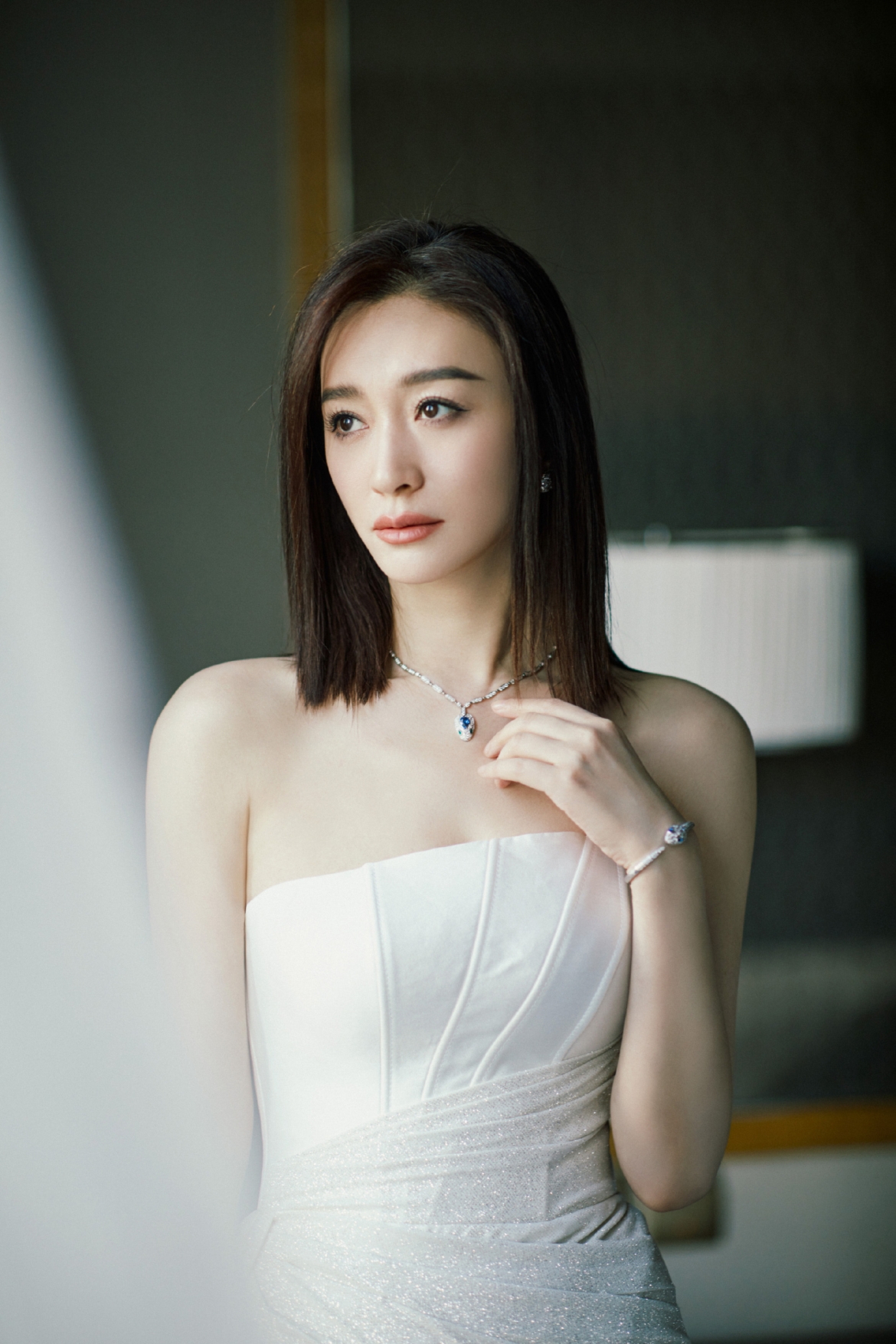 Ở tuổi 50, Lý Tiểu Nhiễm chia se: “Tôi sống một mình đang rất ổn, tại sao phải tìm thêm một người để cùng chịu khổ?”.