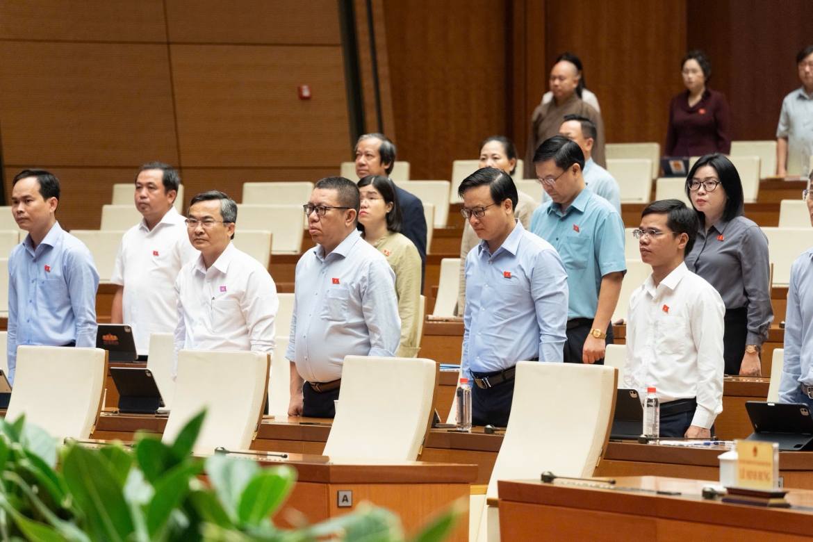 Trước khi bắt đầu nội dung phiên thảo luận tại hội trường, các đại biểu Quốc hội đã dành một phút mặc niệm tưởng nhớ đồng chí Saysomphone Phomvihane. (Ảnh: quochoi.vn)