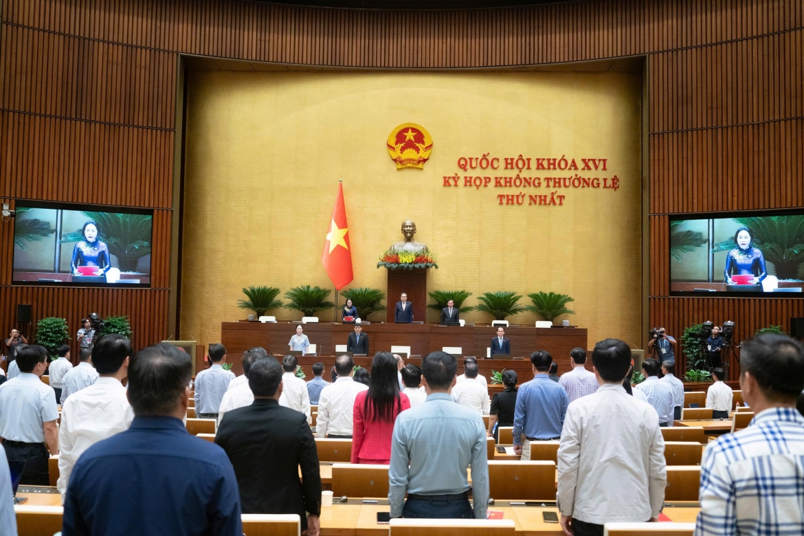 Phó Chủ tịch Quốc hội Nguyễn Thị Thanh điều hành nội dung dành phút mặc niệm Chủ tịch Quốc hội Lào Saysomphone Phomvihane. (Ảnh: quochoi.vn)