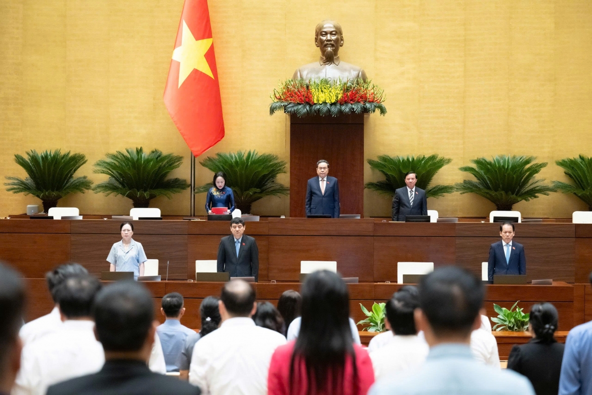 Chủ tịch Quốc hội Trần Thanh Mẫn và các đại biểu Quốc hội dành phút mặc niệm tưởng nhớ Chủ tịch Quốc hội Lào Saysomphone Phomvihane. (Ảnh: quochoi.vn)