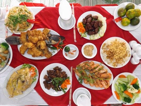 Những mâm cỗ quê đầy đặn, rộn rã đôi khi đi kèm áp lực “nợ miệng”, sĩ diện và những khoản chi không dễ từ chối