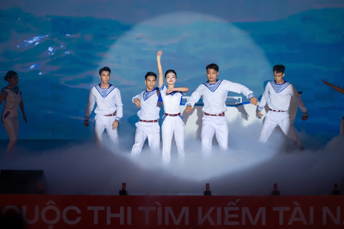 Nguyễn Dư Vân có năng khiếu múa, Taekwondo và catwalk, từng giành nhiều HCV Taekwondo cấp tỉnh và toàn quốc.