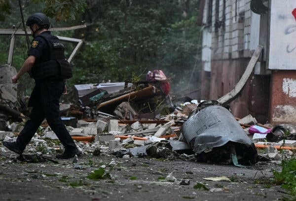 Mảnh vỡ tên lửa tại Lviv, Ukraine. Ảnh: Reuters