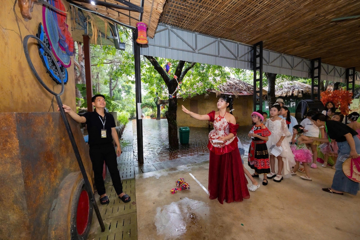 Các thí sinh cùng trải nghiệm những trò chơi dân gian quen thuộc như nhảy dây, nhảy sạp, ném còn.