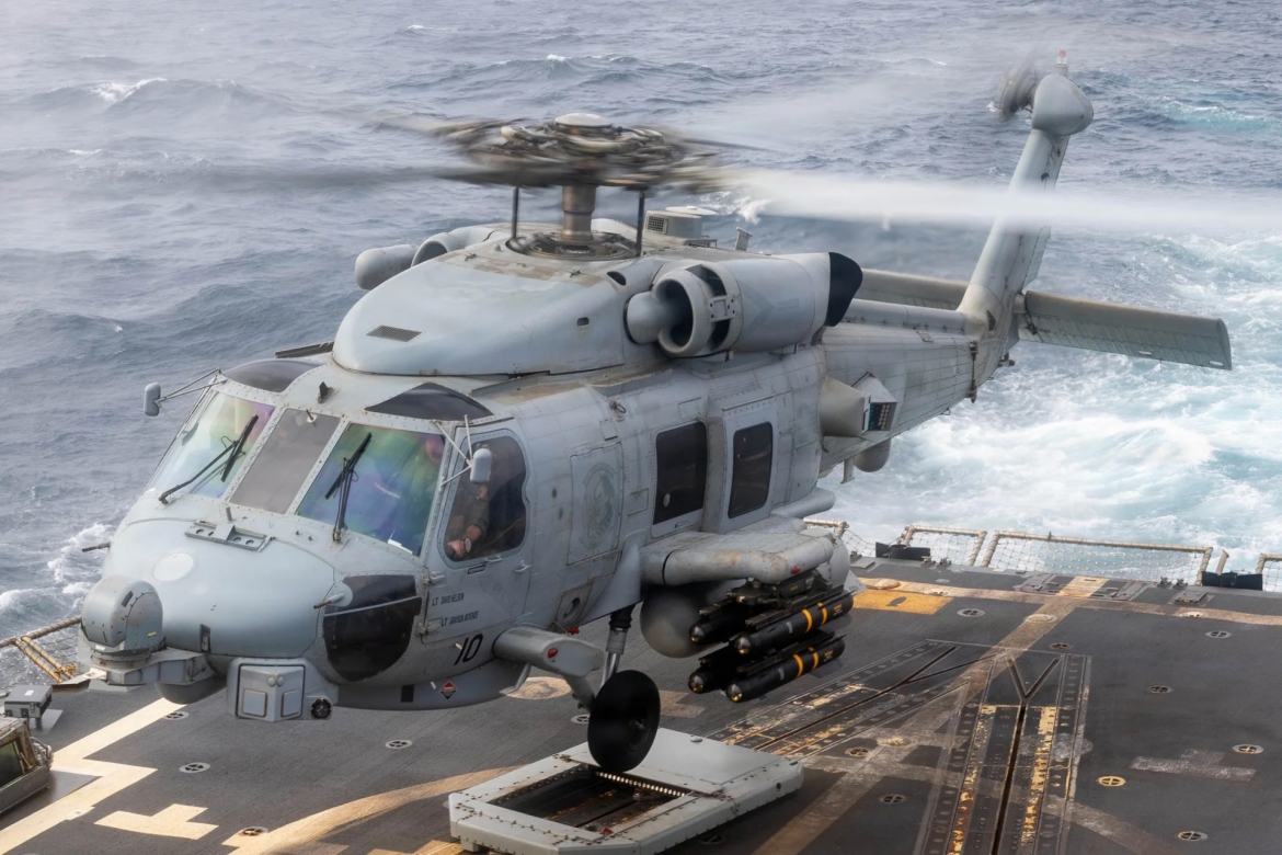 Ttrực thăng MH-60R Sea Hawk của Hải quân Mỹ trang bị tên lửa Hellfire hoạt động từ tàu khu trục USS Rafael Peralta. Ảnh: Hải quân Mỹ