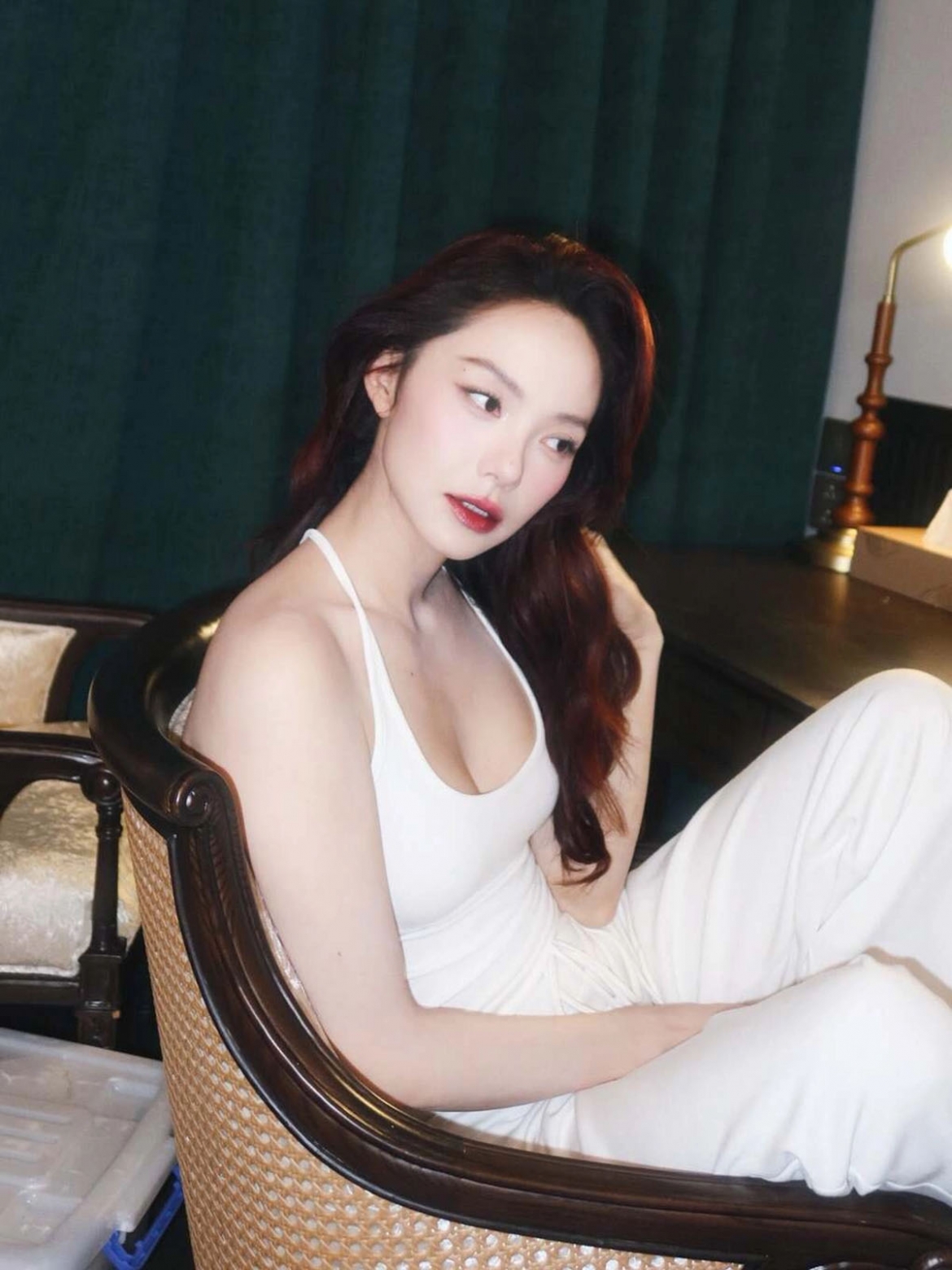 Minh Hằng được khen “gái một con trông mòn con mắt”.