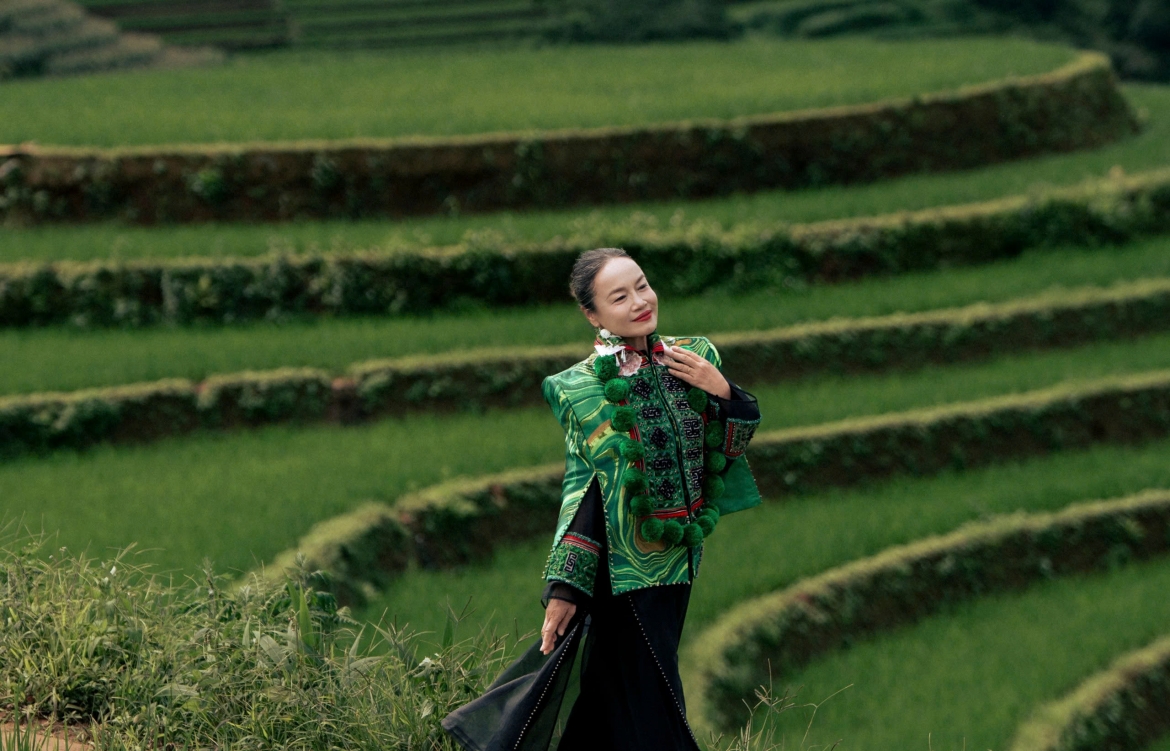 Nghệ sĩ Tú Oanh xuất hiện trong không gian trình diễn giữa mùa lúa xanh Mù Cang Chải.