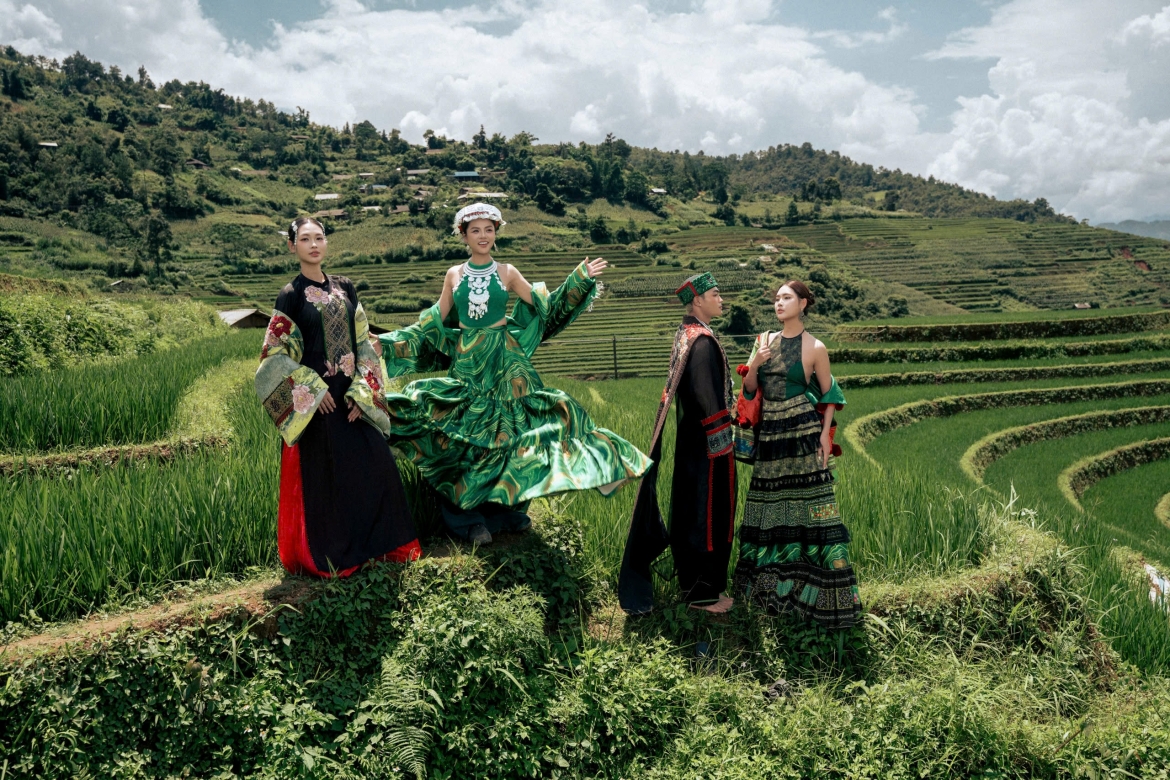 Các nghệ sĩ góp mặt trong màn trình diễn thời trang giữa cảnh quan ruộng bậc thang Tây Bắc.