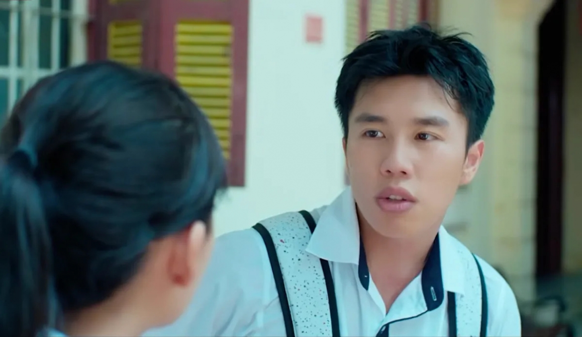 Long Vũ đảm nhận vai Khánh thời trẻ, một chàng trai sôi nổi, nhiệt tình và hết lòng vì bạn bè.