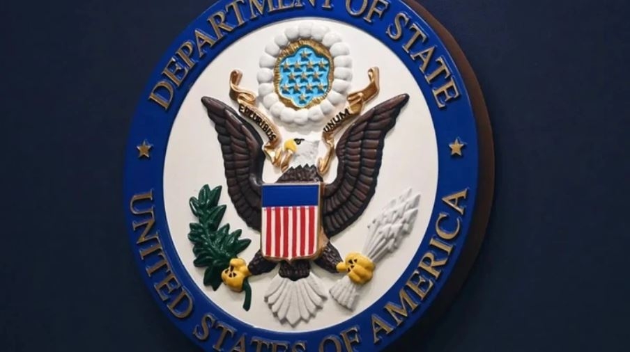 Con dấu Bộ Ngoại giao Mỹ trang trí trên bục phát biểu tại phòng họp báo cơ quan này ở Washington. Ảnh: AP