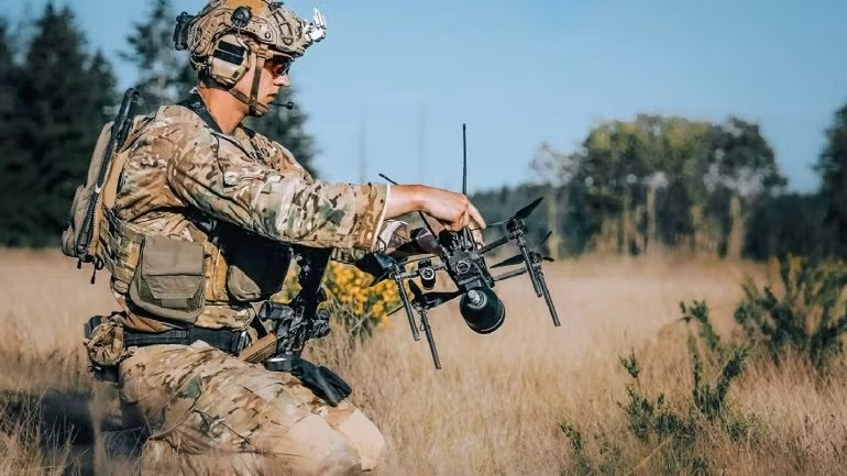 Một binh sĩ thuộc Trung đoàn Biệt kích số 75, Lục quân Mỹ đang chuẩn bị triển khai drone Neros Archer (Ảnh: Lục quân Mỹ)
