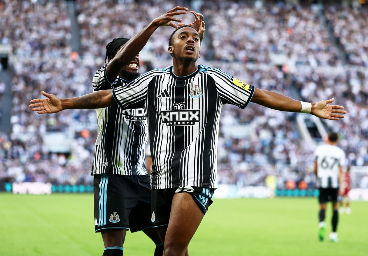 Willock ghi bàn thứ hai cho Newcastle (Ảnh: Reuters)