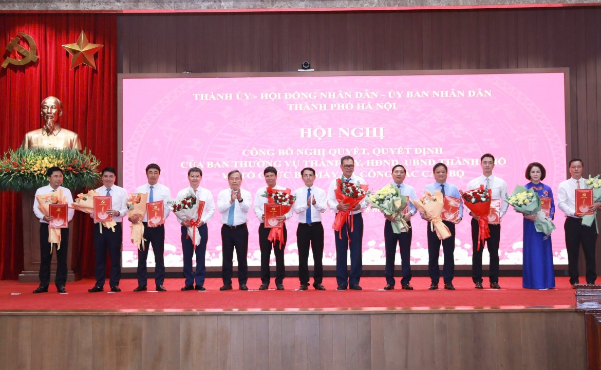 Giám đốc Sở Ngoại vụ Hà Nội Ngô Minh Hoàng. (thứ 2 từ phải sang)