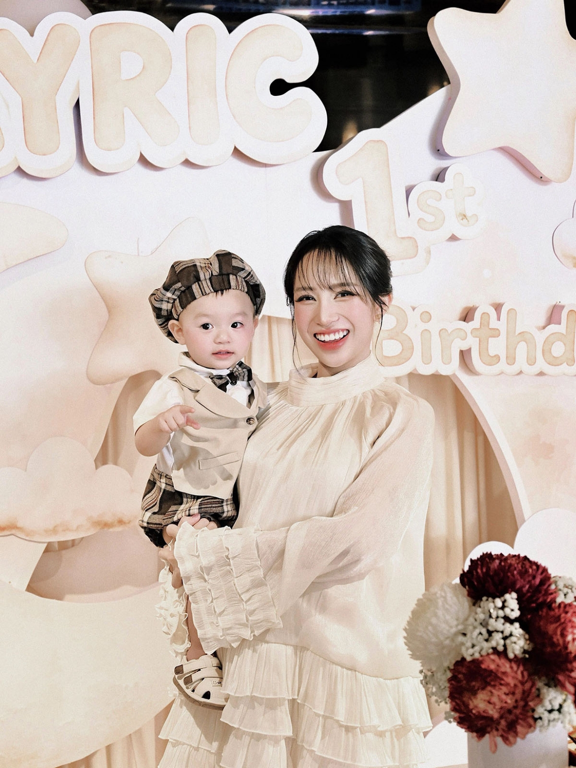 Người đẹp Joyce Phạm, ái nữ của doanh nhân Minh nhựa, tổ chức tiệc với màu kem chủ đạo mừng quý tử Jayric tròn một tuổi.