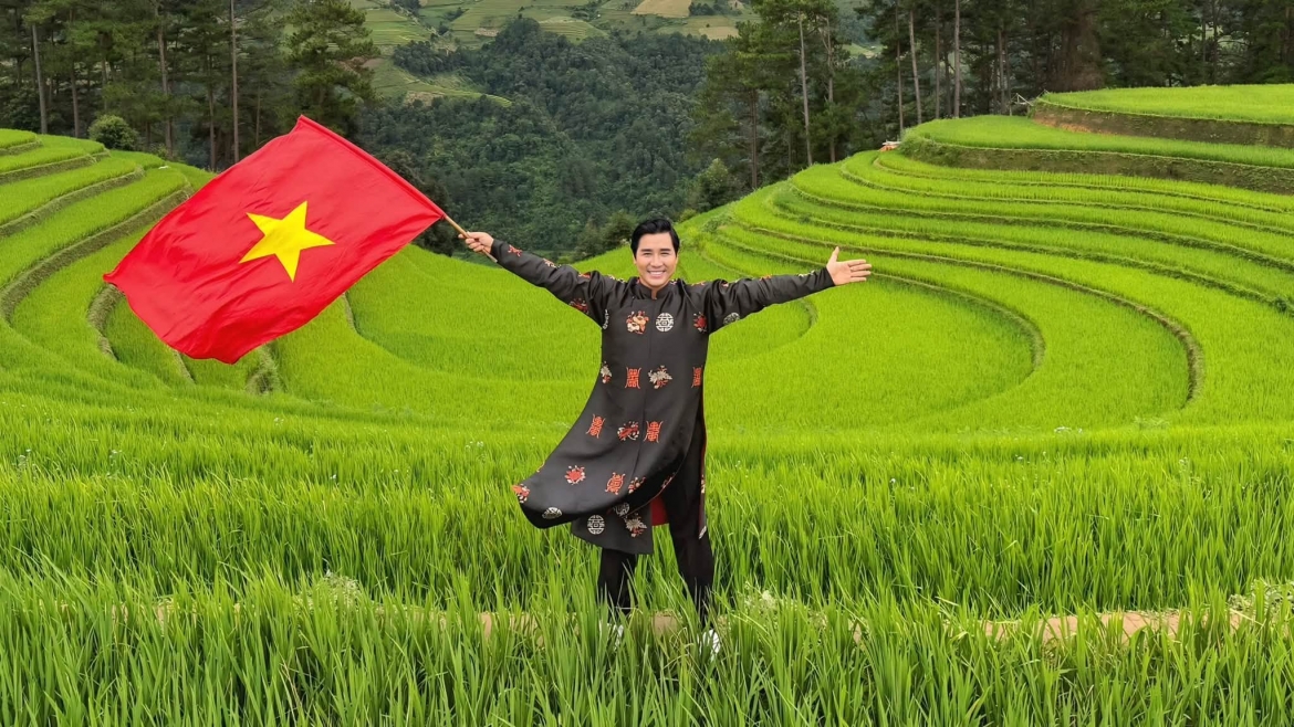 Nguyễn Khang dành thời gian khám phá Đồi Móng Ngựa, Mù Cang Chải. Những thửa ruộng bậc thang xanh mướt trải dài giữa núi rừng tạo nên khung cảnh vừa hùng vĩ vừa nên thơ, khiến nơi đây trở thành điểm đến được nhiều du khách yêu thích.
