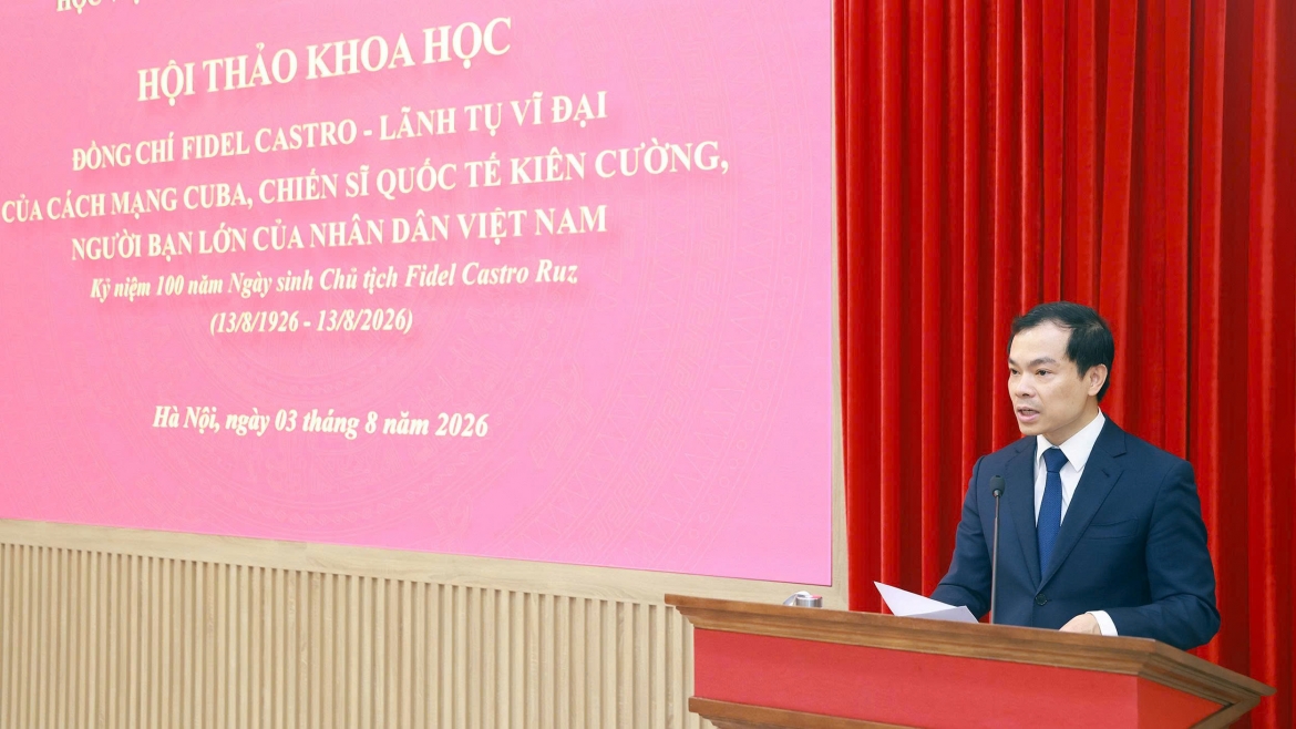 PGS.TS Nguyễn Mạnh Hùng, Phó Giám đốc Học viện Chính trị quốc gia Hồ Chí Minh phát biểu. Ảnh Hà Nam