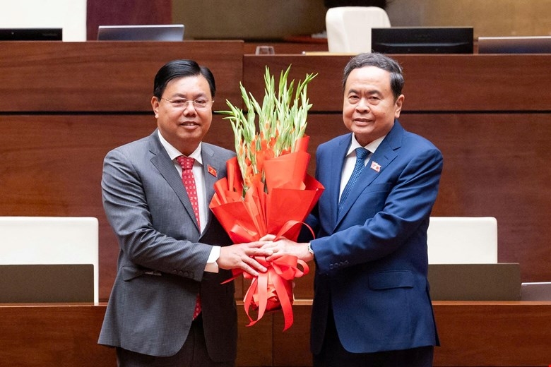 Chủ tịch Quốc hội Trần Thanh Mẫn tặng hoa chúc mừng ông Nguyễn Tiến Hải được Quốc hội phê chuẩn bổ nhiệm giữ chức Bộ trưởng Bộ Nội vụ, tại Kỳ họp không thường lệ lần thứ nhất. Ảnh: Quốc hội