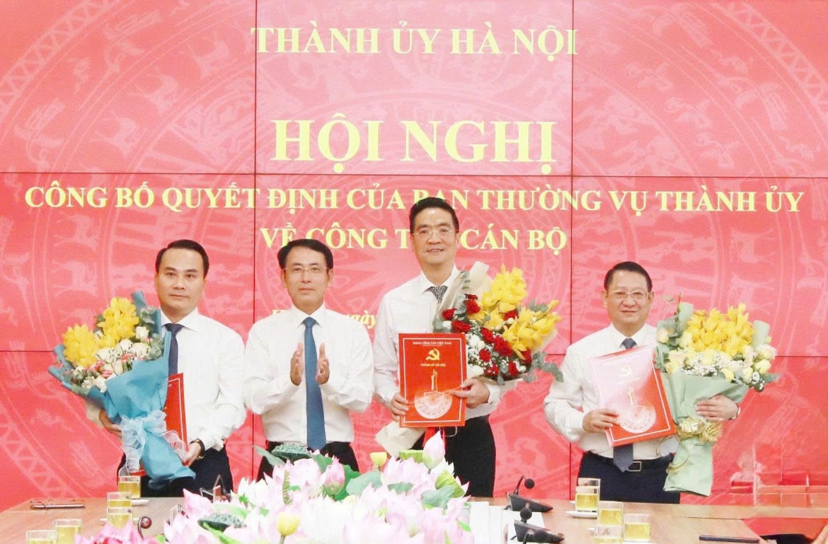 Phó Bí thư Thường trực Thành ủy Hà Nội Nguyễn Trọng Đông trao quyết định và tặng hoa chúc mừng các đồng chí nhận nhiệm vụ mới.