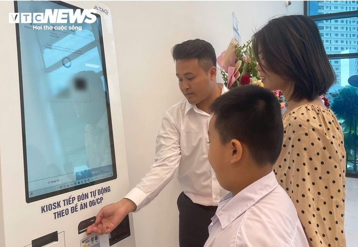 Chị Hương trong lần đưa con đi kiểm tra sức khoẻ. (Ảnh: NVCC)