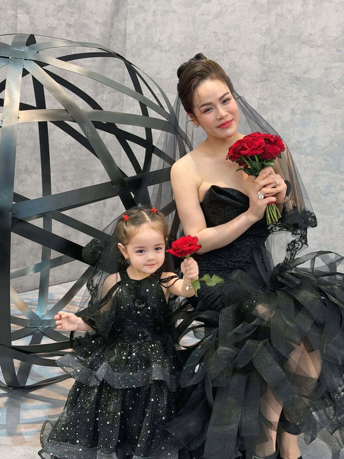 Nhật Kim Anh và con gái diện trang phục đồng điệu khi chụp bộ ảnh kỷ niệm dịp sinh nhật bé.