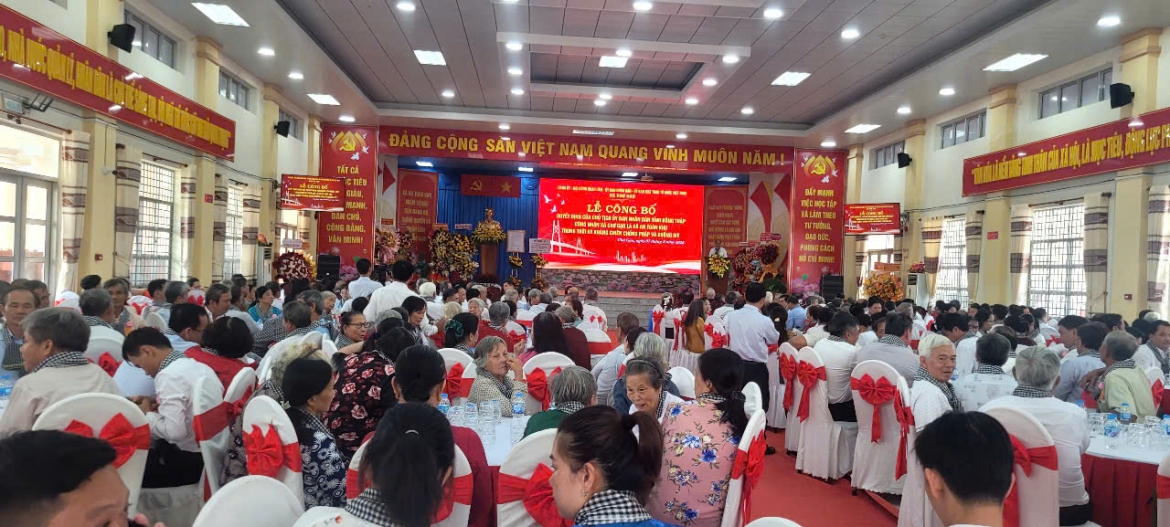Nhiều xã, phường ở tỉnh Đồng Tháp vừa làm lễ đón nhận danh hiệu "An toàn khu" trong kháng chiến.