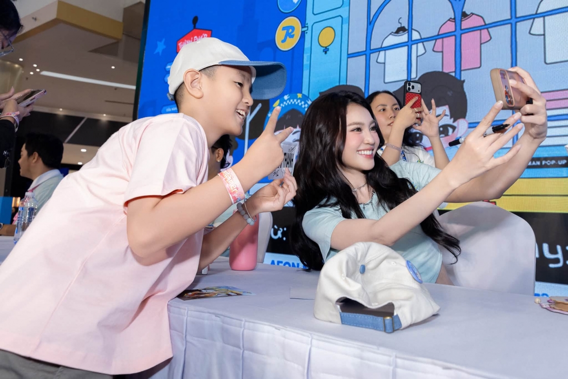 Ninh Dương Lan Ngọc khiến người hâm mộ thích thú khi chia sẻ loạt ảnh tươi tắn chụp cùng fan. Nữ diễn viên xuất hiện với thần thái rạng rỡ, tràn đầy năng lượng.