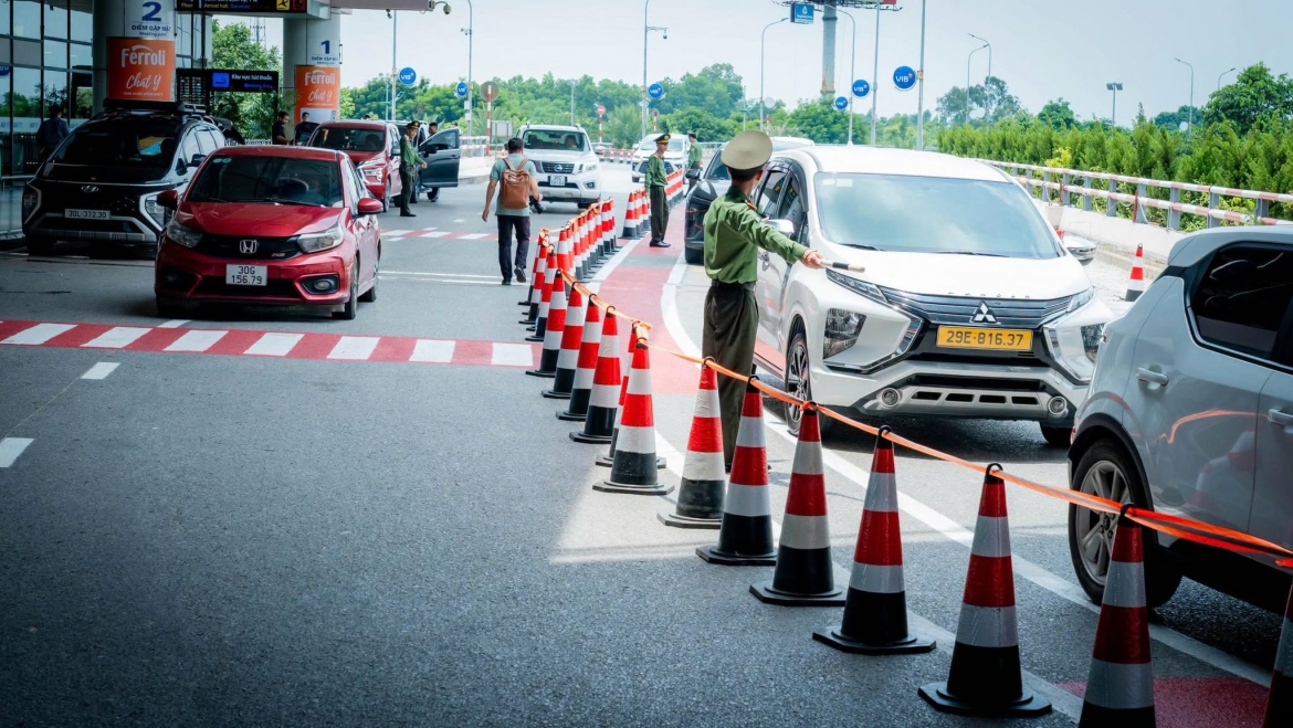 Hành khách sử dụng xe dịch vụ xe (biển vàng dưới 9 chỗ) sẽ được phép đón khách tại làn 3-phía trước sảnh E, Nhà ga T1 như các loại xe biển trắng khác.