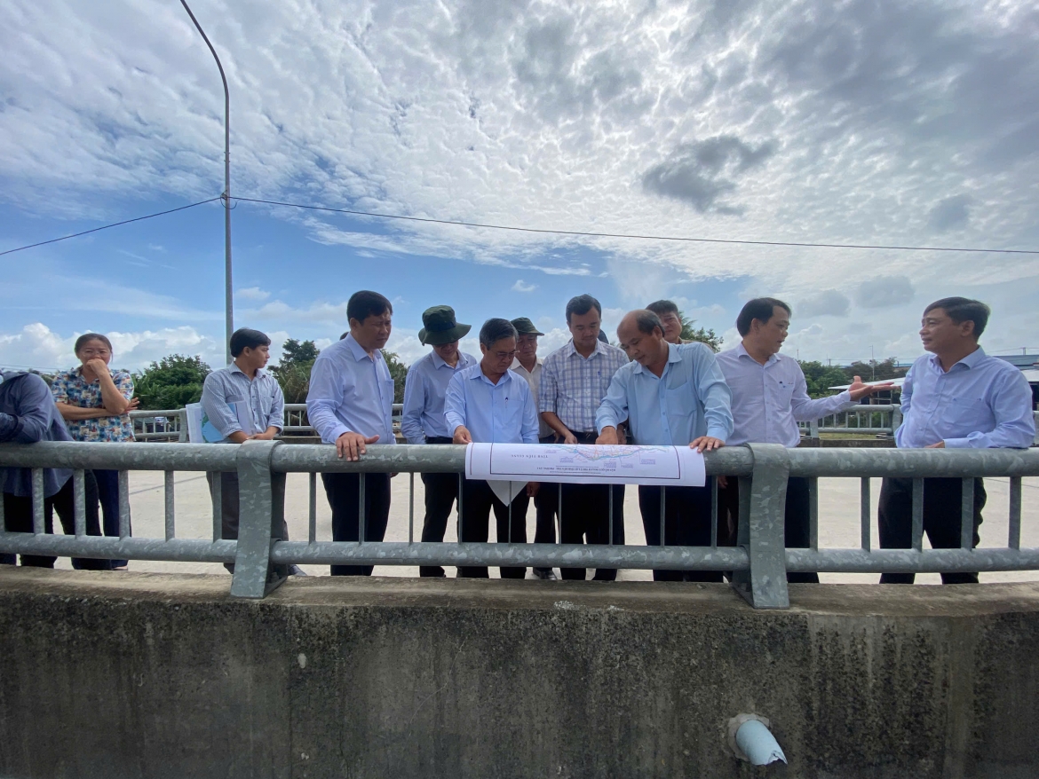 
Ông Châu Văn Hòa, Phó Chủ tịch UBND tỉnh Vĩnh Long, dẫn đầu đoàn công tác khảo sát một số công trình phòng, chống xâm nhập mặn tại khu vực Bến Tre cũ