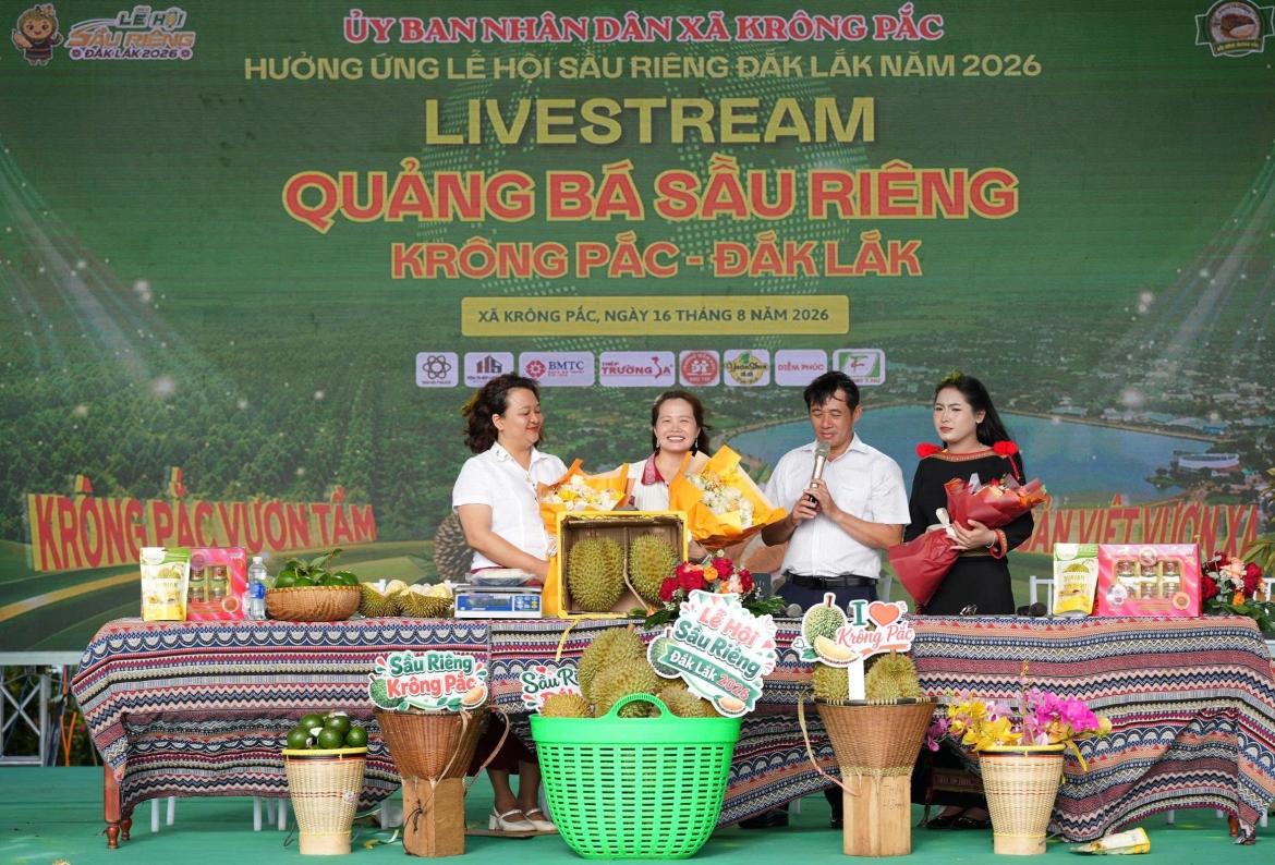 Một phiên livestream bán sầu riêng do UBND xã Krông Pắc, tỉnh Đắk Lắk tổ chức, với sự tham gia của đại diện lãnh đạo UBND xã.