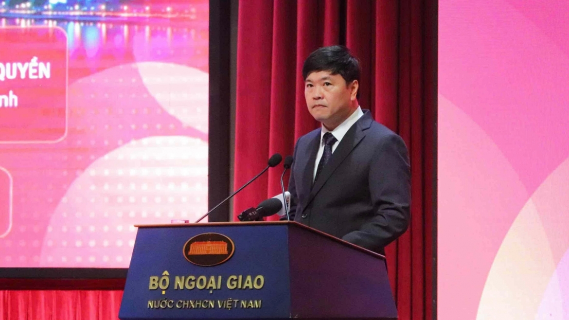 Phó Chủ tịch UBND TP Hải Phòng Hoàng Minh Cường trình bày tham luân tại hội nghị