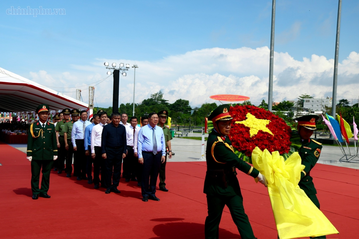 Phó Thủ tướng Thường trực Phạm Gia Túc và đoàn công tác dâng hoa tưởng niệm Chủ tịch Hồ Chí Minh tại Quảng trường Hồ Chí Minh, Đặc khu Phú Quốc. (Ảnh: VGP/Phương Nguyên)