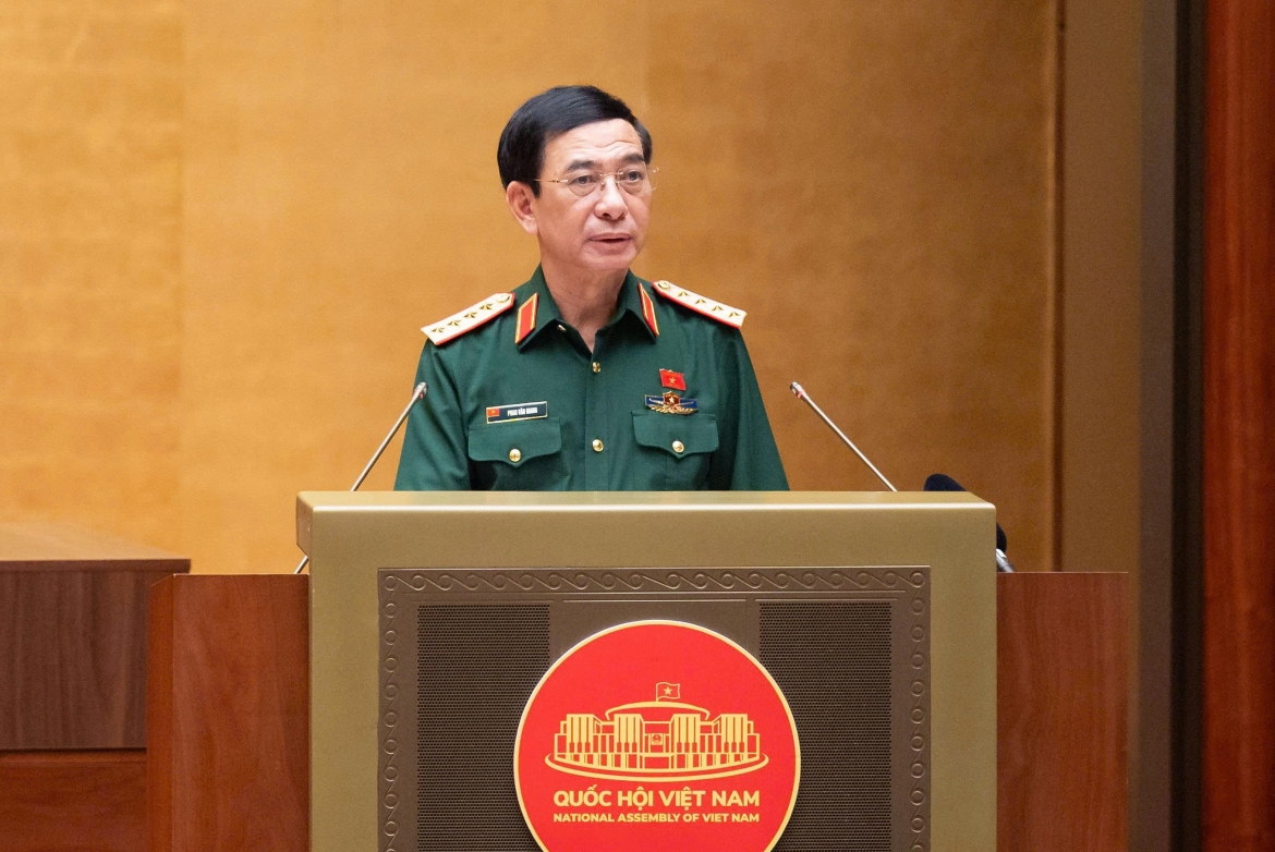 Đại tướng Phan Văn Giang, Phó Thủ tướng, Bộ trưởng Bộ Quốc phòng thừa ủy quyền của Thủ tướng Chính phủ trình bày Tờ trình tóm tắt dự án Luật Phòng, chống phổ biến vũ khí hủy diệt hàng loạt