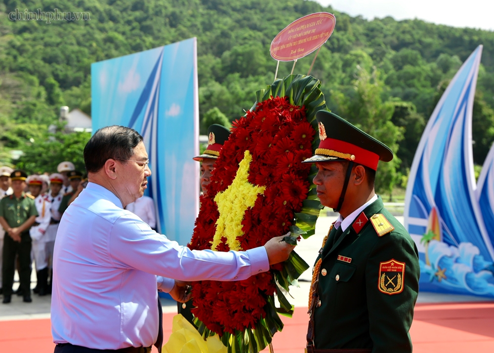 Phó Thủ tướng Thường trực Phạm Gia Túc và đoàn công tác dâng hoa tưởng niệm Chủ tịch Hồ Chí Minh tại Quảng trường Hồ Chí Minh, Đặc khu Phú Quốc. (Ảnh: VGP/Phương Nguyên)
