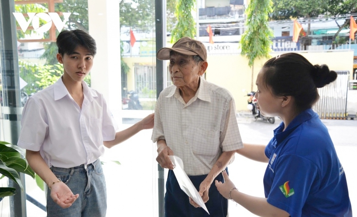 Người dân được hỗ trợ khi đến Trung tâm phục vụ hành chính công làm thủ tục.