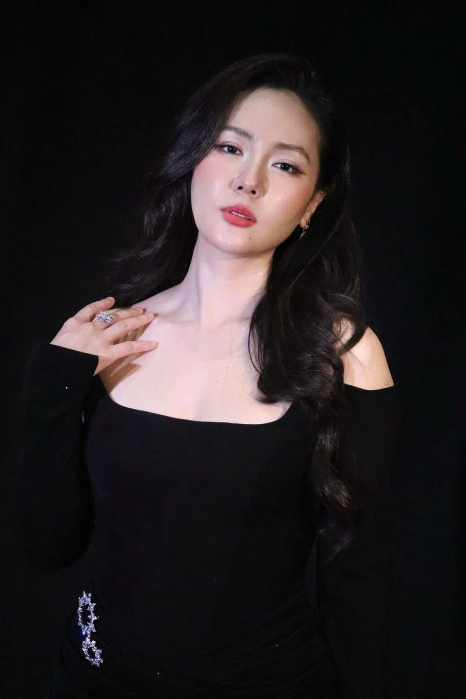 Phương Linh hôm nay gây ấn tượng với hình ảnh đằm thắm, nghiêm túc và thanh lịch trong bộ ảnh mới.