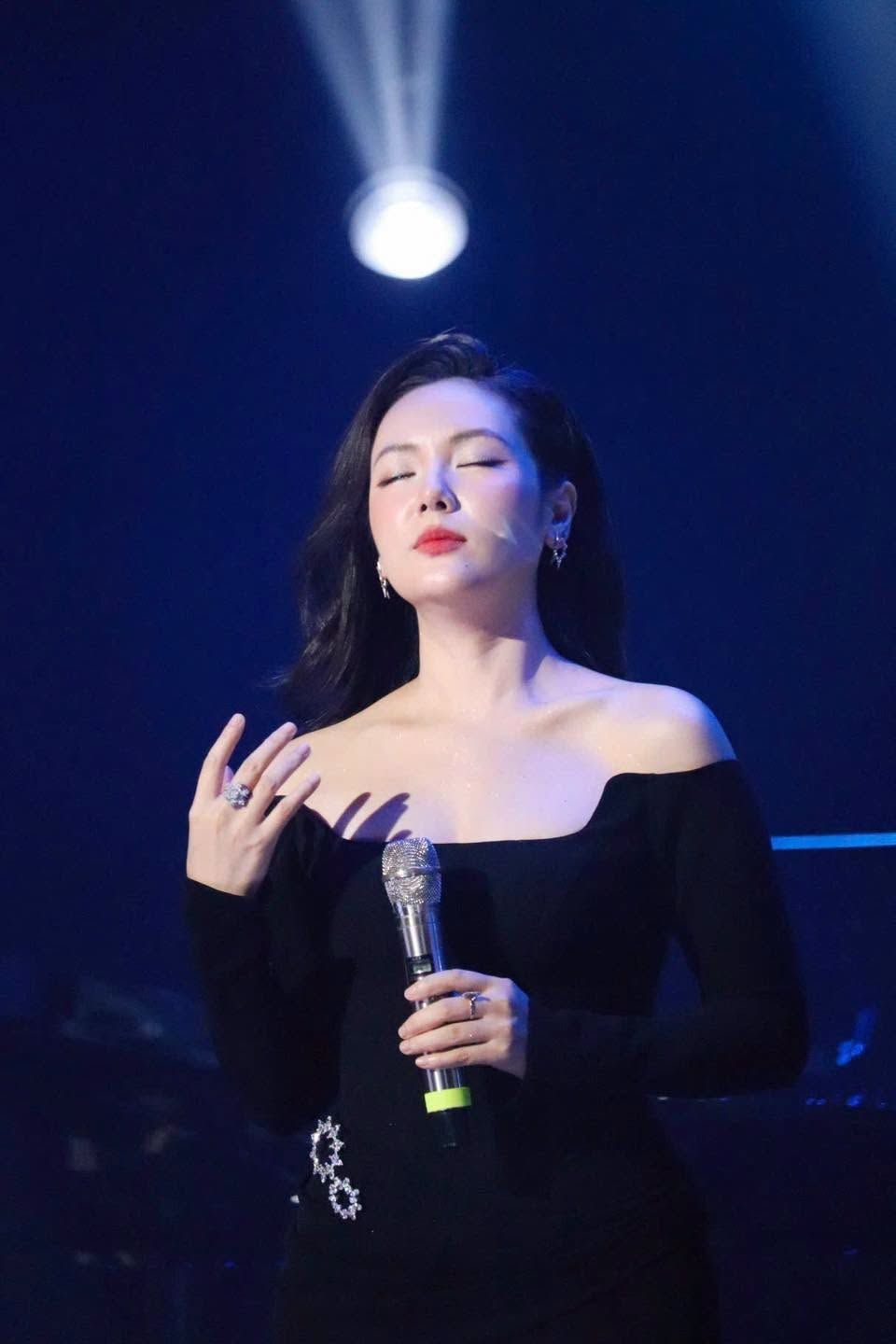 Phương Linh vui vẻ chia sẻ: "Không cai MXH nữa. Tại có ảnh để up rồi."
