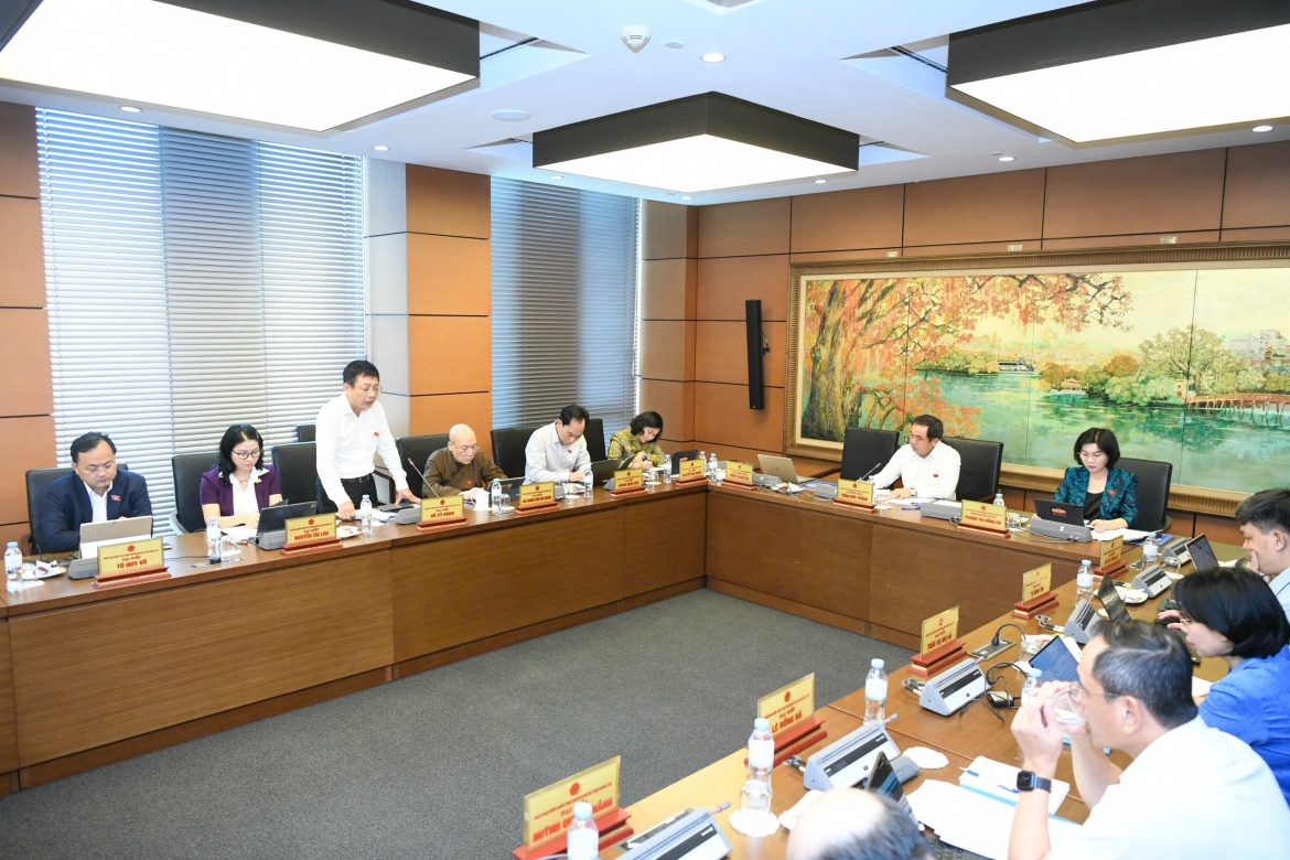 Các đại biểu thảo luận tại tổ về nhiều nội dung quan trọng của chương trình Kỳ họp không thường lệ thứ Nhất, Quốc hội khóa XVI.