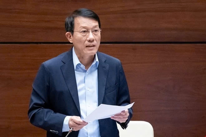 Bộ trưởng Bộ Công an, Đại tướng Lương Tam Quang thay mặt Chính phủ trình Quốc hội dự thảo Nghị quyết về cơ chế, chính sách đặc thù xử lý vi phạm pháp luật liên quan đến kinh tế nhà nước, kinh tế tư nhân và ứng dụng khoa học, công nghệ, đổi mới sáng tạo, chuyển đổi số. Ảnh: Media Quốc hội.
