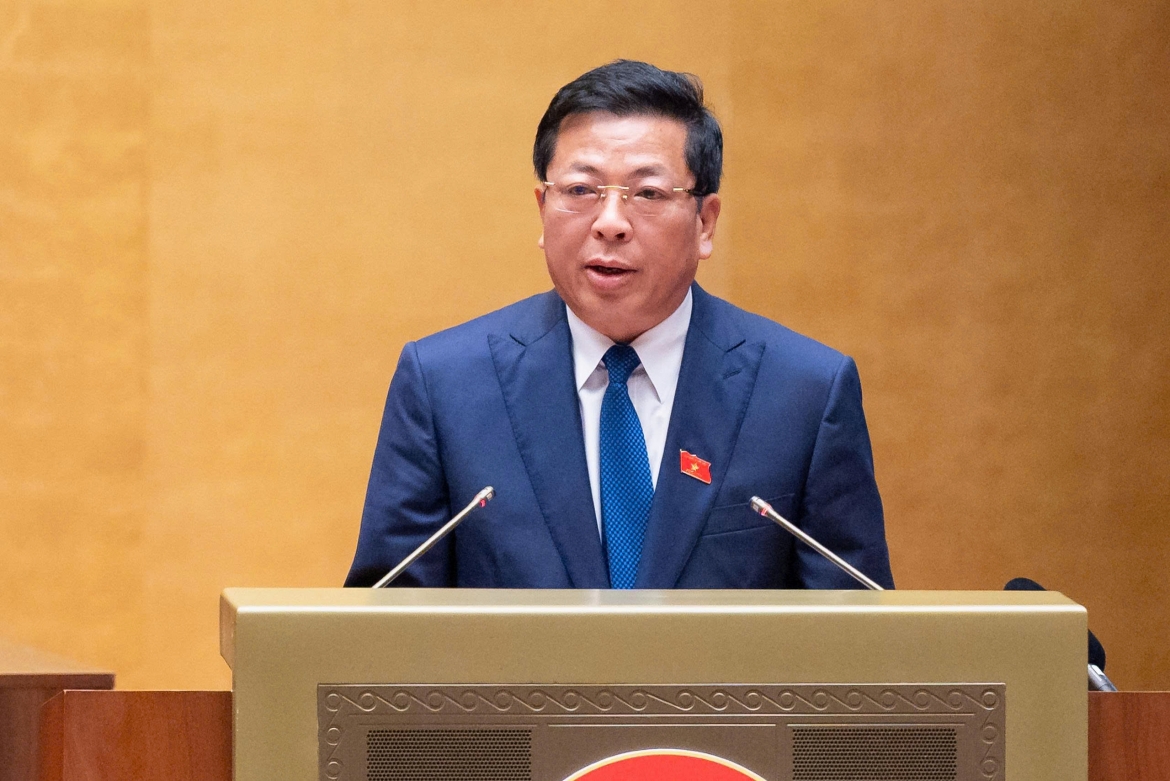 Bộ trưởng Bộ Xây dựng Trần Hồng Minh, thừa ủy quyền của Thủ tướng Chính phủ, trình bày Tờ trình dự án Luật sửa đổi, bổ sung một số điều của Luật Kiến trúc. Ảnh: Media Quốc hội.