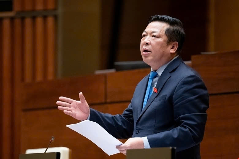 Bộ trưởng Xây dựng Trần Hồng Minh trình bày tờ trình của Chính phủ về dự thảo Nghị quyết điều chỉnh một số nội dung về chủ trương xây dựng tuyến đường sắt Lào Cai - Hà Nội - Hải Phòng, sáng 6/8. 