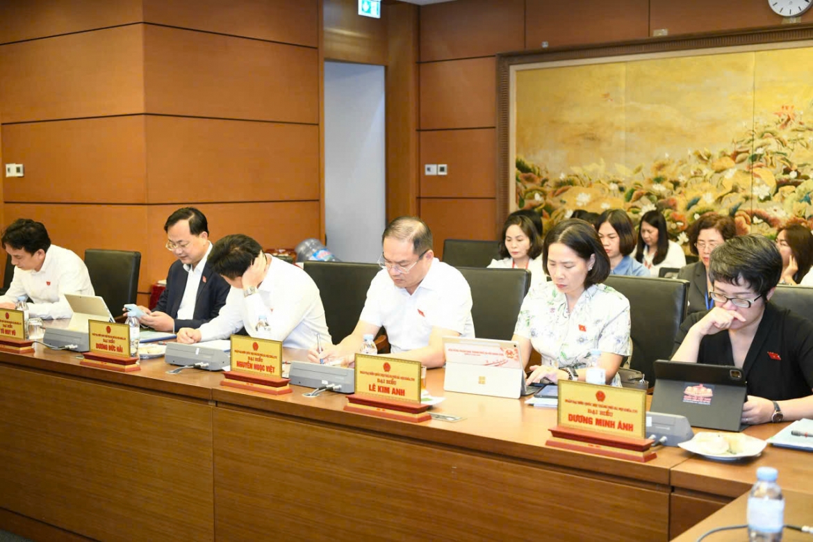 Các đại biểu Quốc hội tham dự thảo luận tổ. 