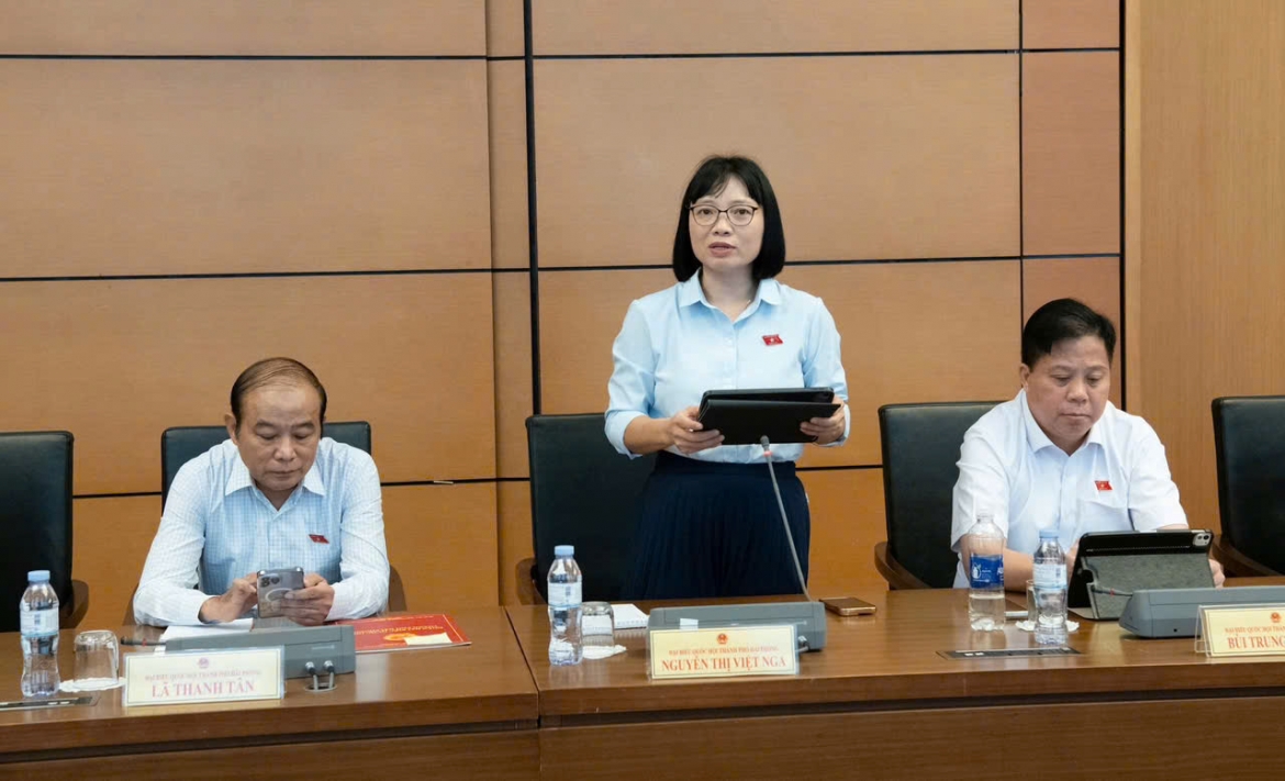 Đại biểu Quốc hội thành phố Hải Phòng Nguyễn Thị Việt Nga phát biểu ý kiến.
