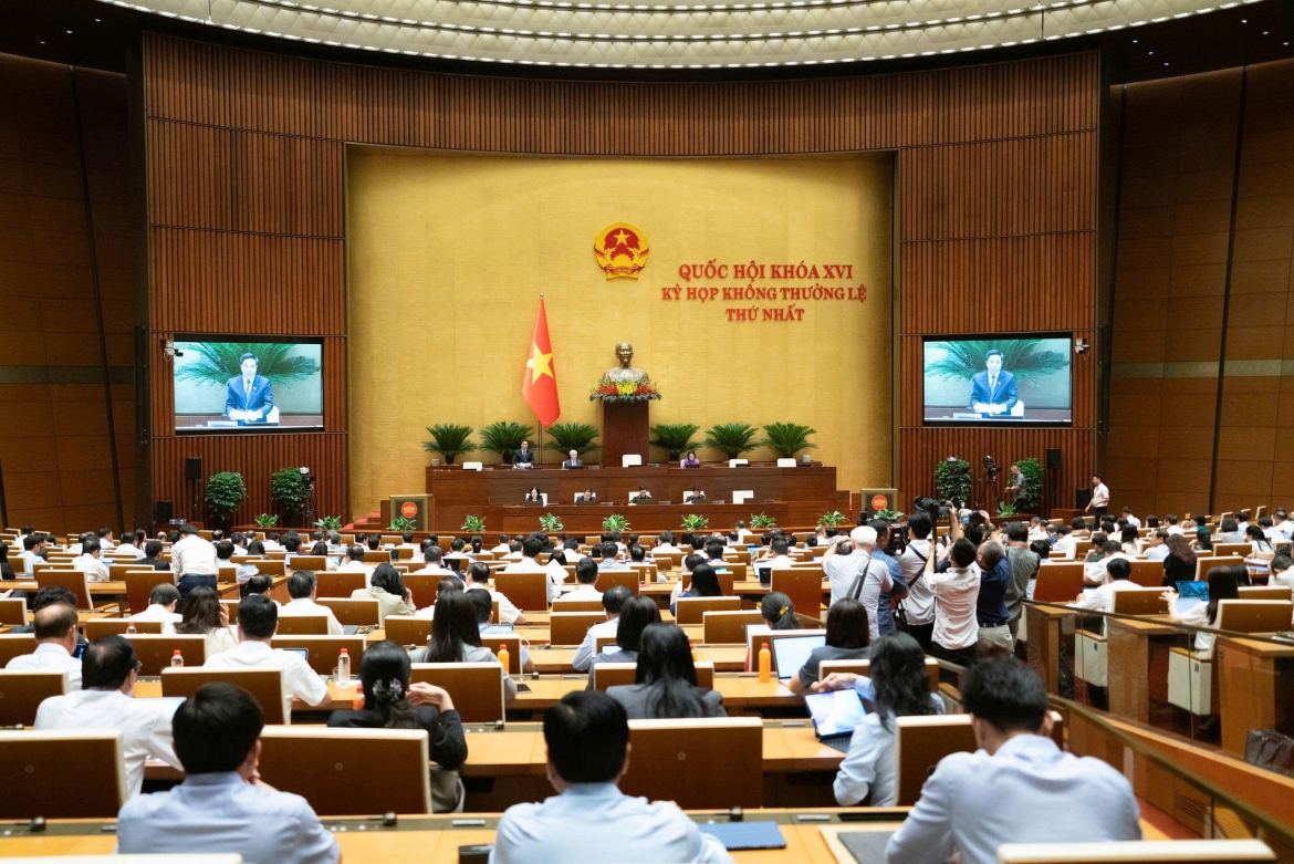 Các đại biểu tham dự Phiên họp toàn thể ở Hội trường.