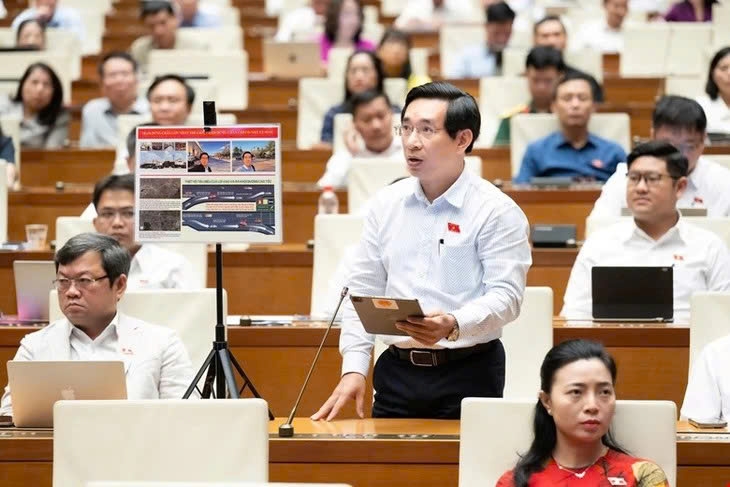Theo đại biểu Nguyễn Văn Cảnh, để phát triển đô thị, cần gắn với các giải pháp giao thông mới, trong đó có thí điểm mô hình tổ chức giao thông và tối ưu hạ tầng hiện hữu trước khi hạn chế phương tiện cá nhân.