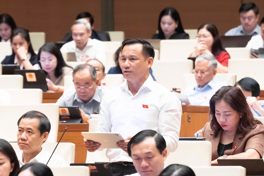  Đại biểu Trần Quang Tâm (đoàn Đắk Lắk) phát biểu thảo luận về dự án Luật Phát triển đô thị.