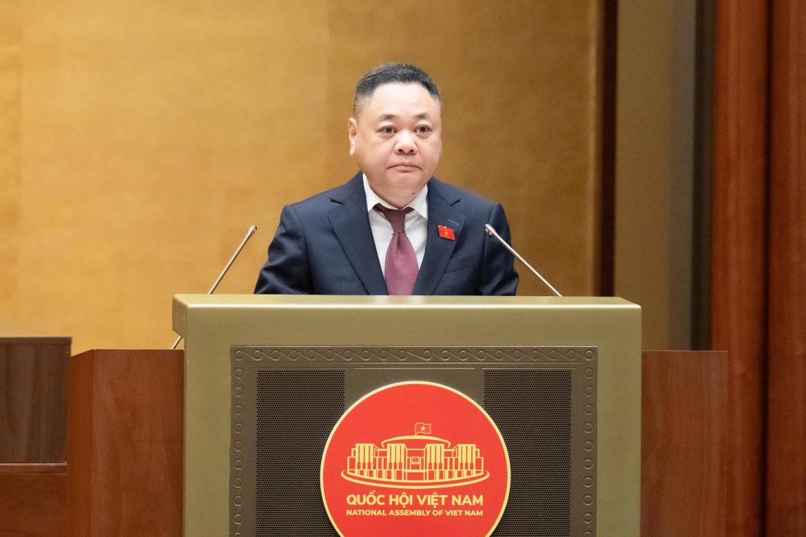 Phó Chủ nhiệm Ủy ban Kinh tế và Tài chính của Quốc hội Nguyễn Ngọc Bảo trình bày Báo cáo ý kiến về định hướng chính sách sửa đổi Luật Kinh doanh bất động sản