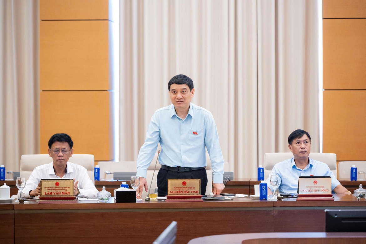 Chủ nhiệm Ủy ban Văn hóa và Xã hội Nguyễn Đắc Vinh (đoàn Tuyên Quang) đánh giá cao việc dự thảo nghị quyết chú trọng phân cấp, phân quyền cho địa phương.