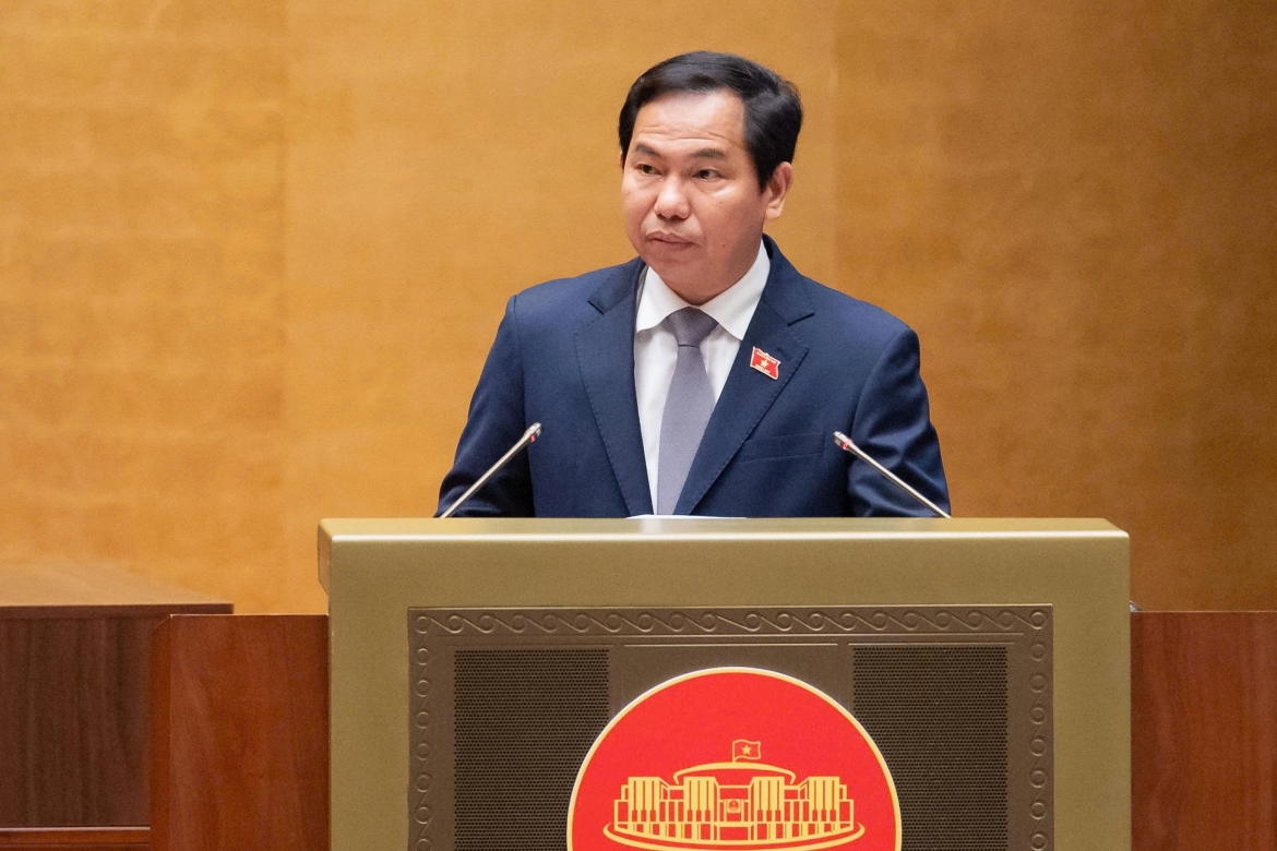 Tổng Thư ký Quốc hội, Chủ nhiệm Văn phòng Quốc hội Lê Quang Mạnh trình bày Tờ trình. Ảnh: Quốc hội