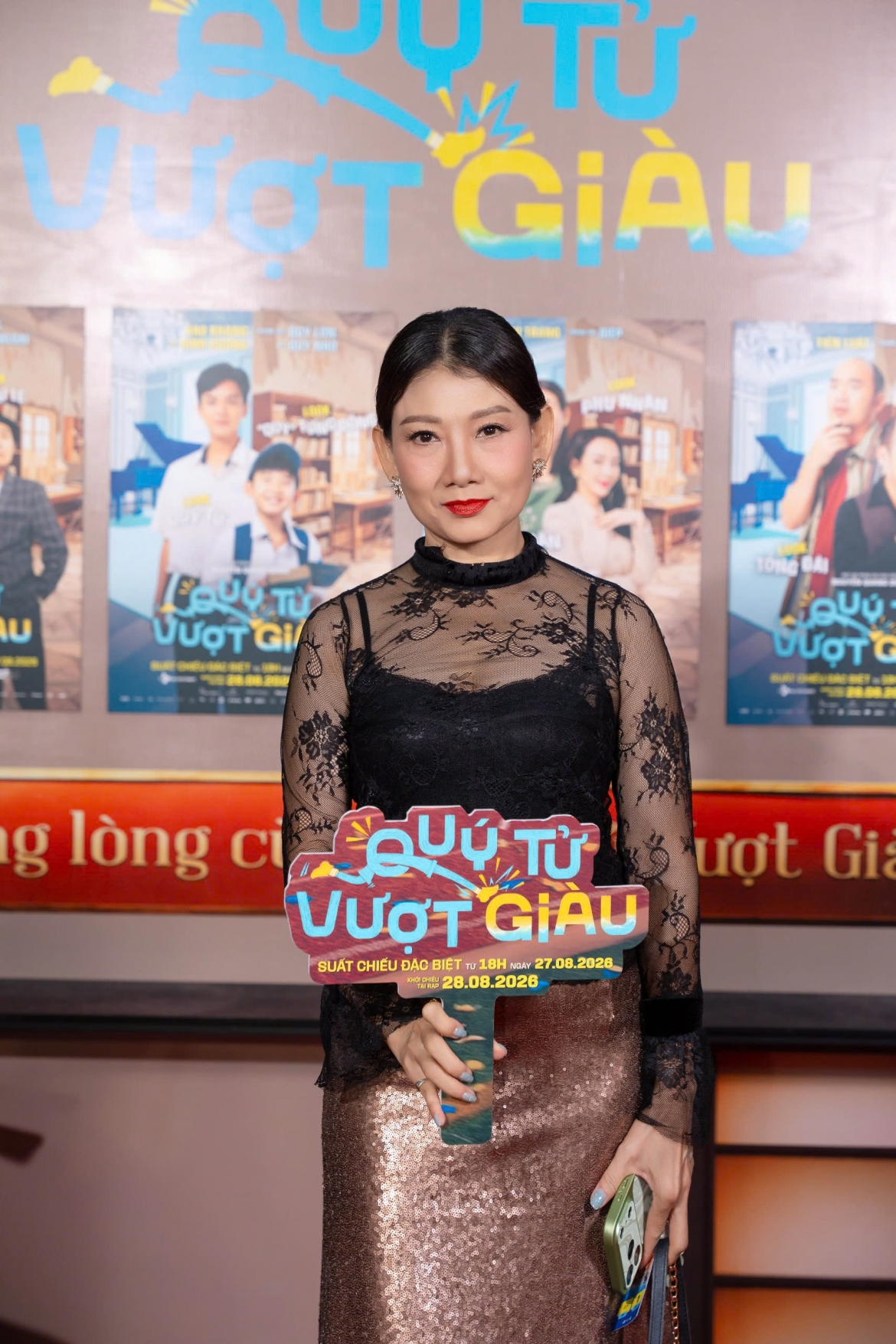 NSND Mỹ Uyên góp mặt tại sự kiện ra mắt Quý tử vượt giàu. Buổi công chiếu quy tụ đông đảo nghệ sĩ thuộc nhiều thế hệ của làng giải trí Việt.