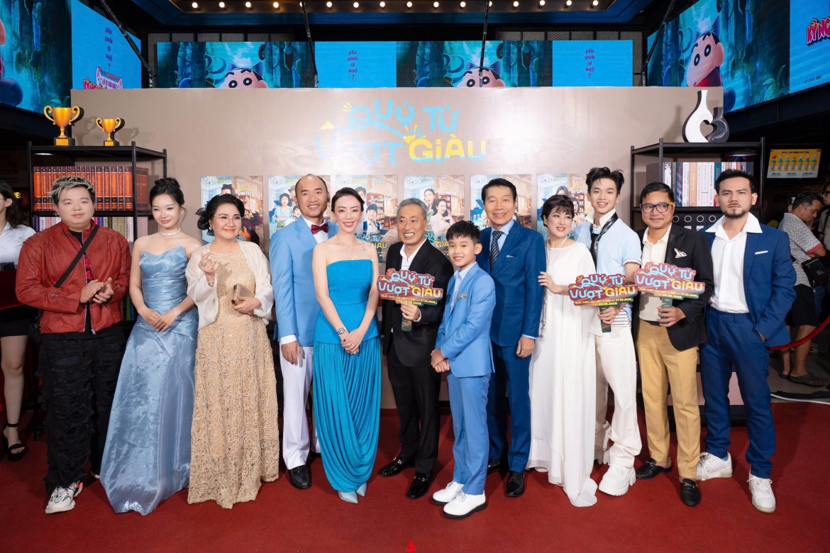 Trên thảm đỏ, Thu Trang - Tiến Luật xuất hiện cùng Đình Dương và Hạo Khang - hai diễn viên lần lượt thể hiện nhân vật Phú Quý ở thời thơ ấu và khi trưởng thành. Dàn diễn viên của phim còn có Thanh Thủy, Kiến An, Ngân Quỳnh, Thùy Trang, Chí Tâm, A Quay...